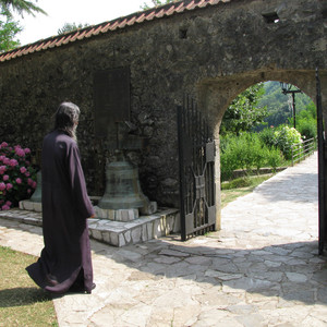 Не стоит пытаться стучать в эти двери