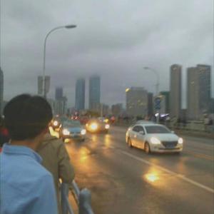 2022年的某一天的深夜，我突然难以入眠，于是点燃了最后一支香烟，来到阳台，仰望星空。我释怀了。