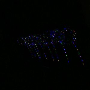 蓝夜在大街上踩着路灯的影子去喝酒的路上