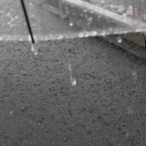 你一言不发 偏偏这雨也越下越大