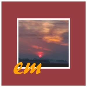 放学后的高中生向着落日骑着车子走在回家的路上