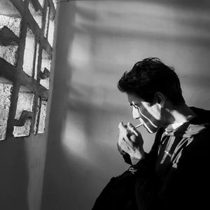 白马提尼灰蓝天