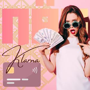 Hon drar fram klarna kortet