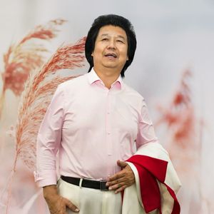 踮起脚尖瞭远方