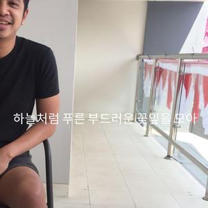 그것은 빛의 상징인 고리를 형성했습니다