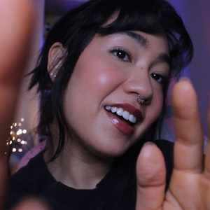 Revirando Minha Bolsa De Maquiagem E Escovando Suavemente Seu Rosto