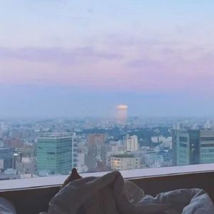 这个城市，人来人往，车水马龙