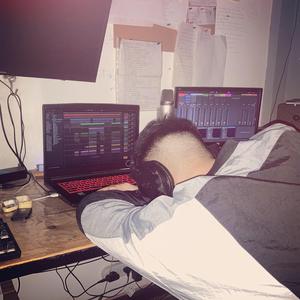 llorando con musica al palo