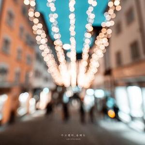 坐在下雪的窗边