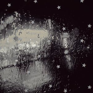 窗畔听雨