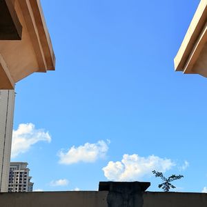 屋檐下滴落的雨珠