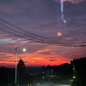 闹成这般
