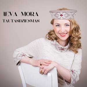 Sarkandaiļa roze auga