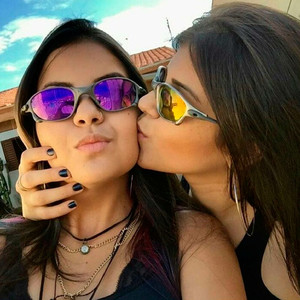 MUITO AUTORITARIA ELA NÃO RENDE PRA NINGUÉM ELA PUXA EMPINA E TOMA