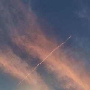 飞机梳过云朵闯入天的美梦