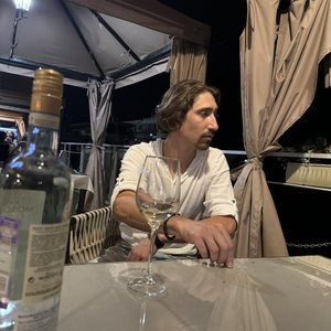 Вино верде маслины в стакане