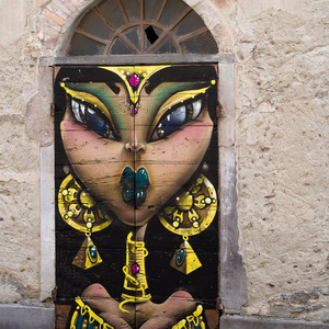 Une valise à la main