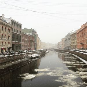 Тихо стелется снег