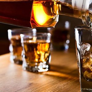 当我在这样的深夜一个人喝酒