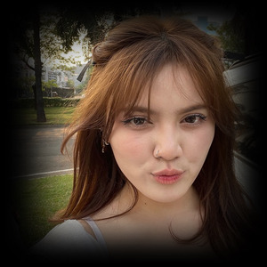 Dengan senyum yang kau sembunyikan