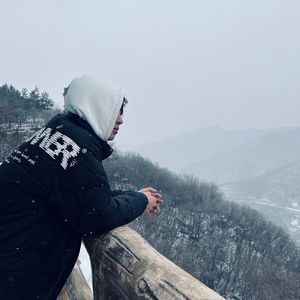 何须青睐