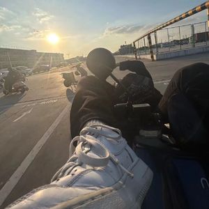 枫叶落在手中风又吹走了它