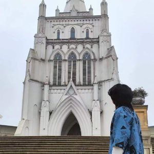 把青春献给身后那座辉煌的都市