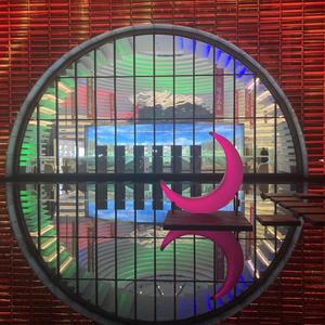 ，在这座城……