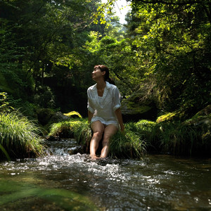 Surface Kisses in Pond