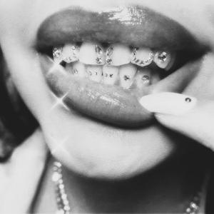 LIP GLOSS