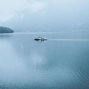 转身拥吻她的肩