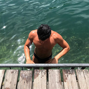 你是我藏在花束里的浪漫