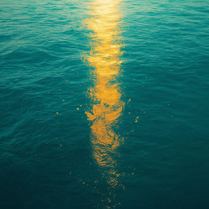 さざ波と太陽光