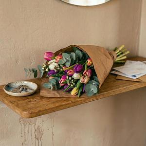 ОНА САМА СЕБЕ КУПИЛА ЦВЕТЫ