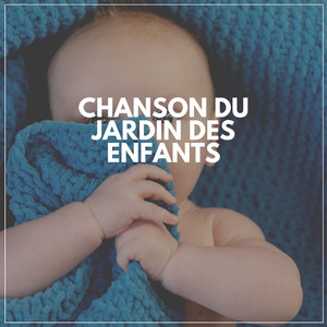 Les filles et les garçons sortent pour jouer à la comptine