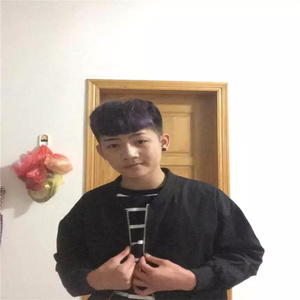 她只喝酒不说话