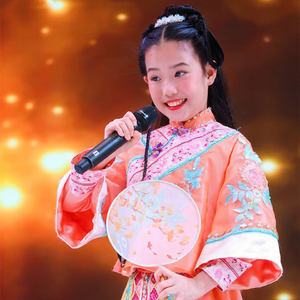 戏里有个小演员