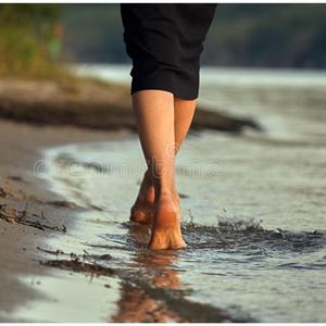 Pies descalzos en la arena