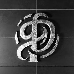 Давит потолок