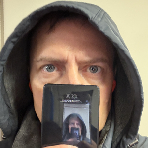 За окном серебрится снег