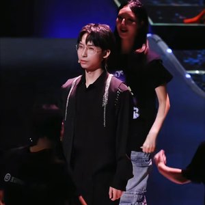 莫之泪伤帅气的脸庞