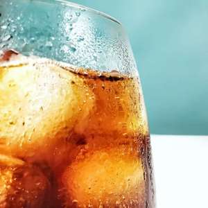 拿着在面包房买的抹茶面包回想起刚才和喜欢的人在公交站牌下的偶遇