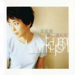 她沿着沙滩的边缘走