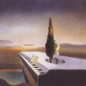 摆 弄 琴 键 的 小 人 儿