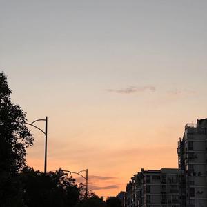 拂晓时的红烟火只有短暂的一刹