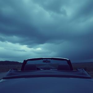 뚜껑 열린 자동차와 흐린 하늘 by Hipcat Music