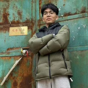 踩着泥巴路走远的少年