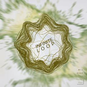 汽车驶过，他走进火车站