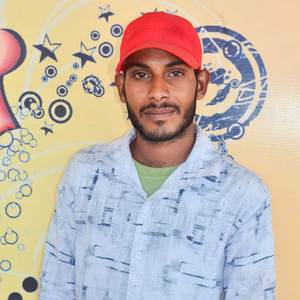 डीजे प भारी भारी कुदी री प्लेटा मैं करदी बैंड