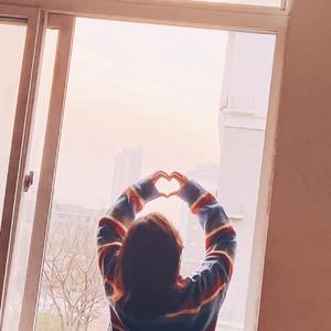 窗边的花已凋落